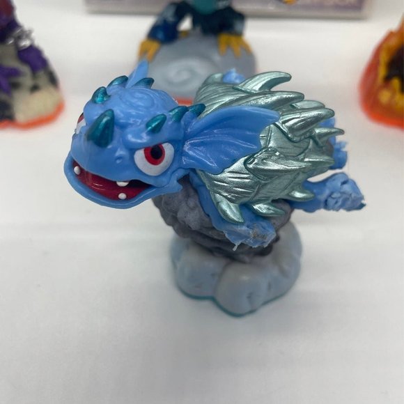 Skylanders Giant Wii game and swapforce figures - Picture 3 of 7